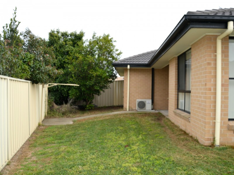 2/4 Drury Close, Singleton NSW 2330