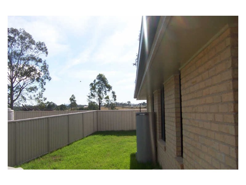 2/104 Casey Drive, Singleton NSW 2330