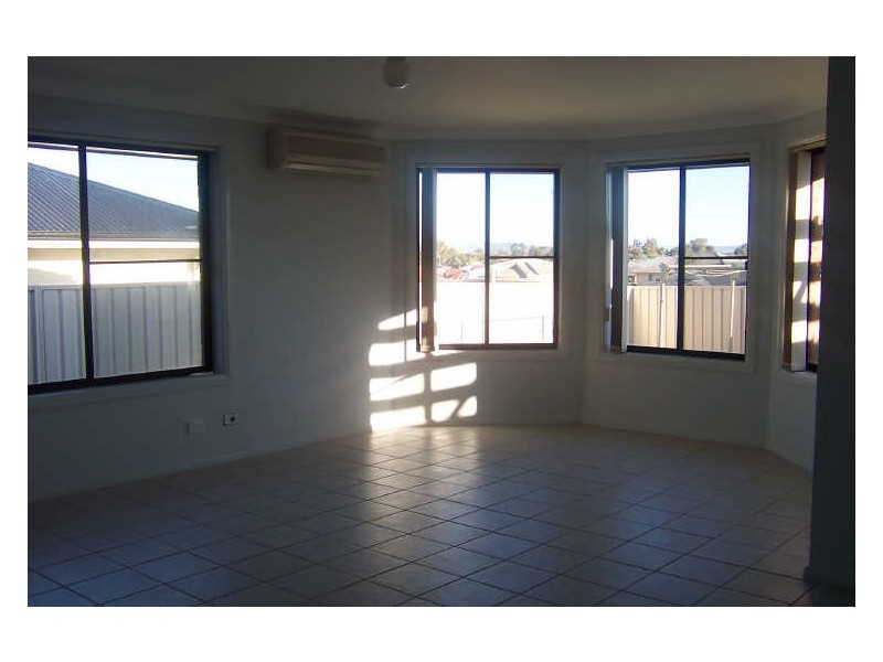 2/81 Casey Drive, Singleton NSW 2330