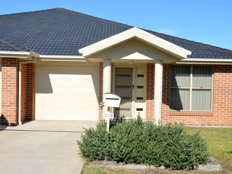 2/31 Broomfield Crescent, Singleton NSW 2330