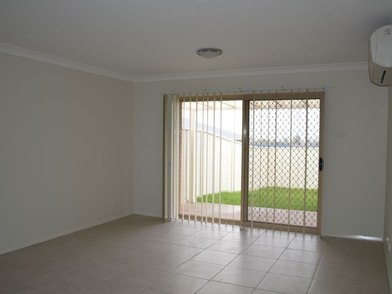 2/31 Broomfield Crescent, Singleton NSW 2330