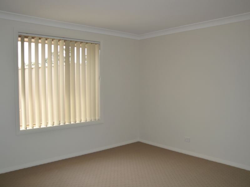 2/31 Broomfield Crescent, Singleton NSW 2330