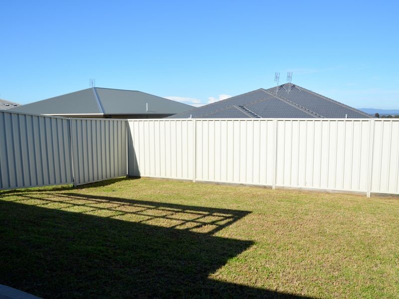 2/31 Broomfield Crescent, Singleton NSW 2330