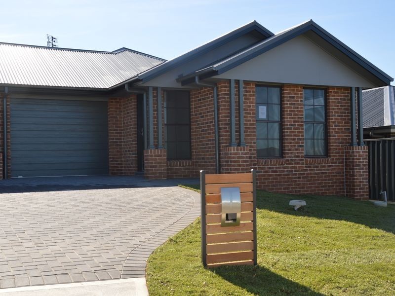2/13 Lambkin Street, Singleton NSW 2330