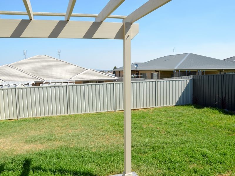 2/27 Broomfield Street, Singleton NSW 2330