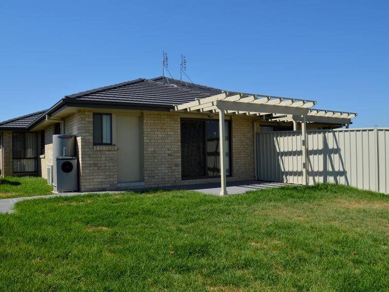 2/27 Broomfield Street, Singleton NSW 2330