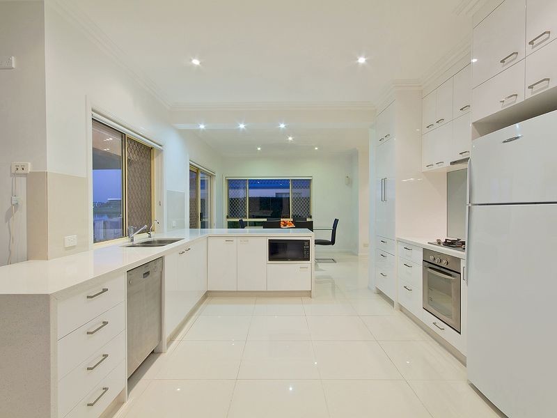 33 Northwestern Court, Varsity Lakes QLD 4227