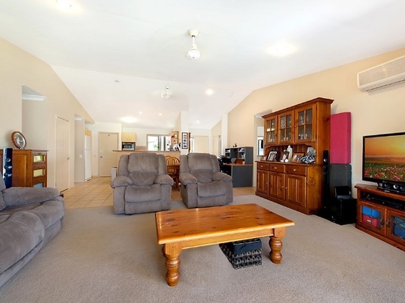 8 Meadow Way, Upper Coomera QLD 4209