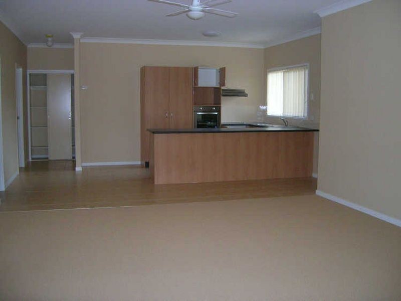 2/42 Goldcrest Drive, Upper Coomera QLD 4209