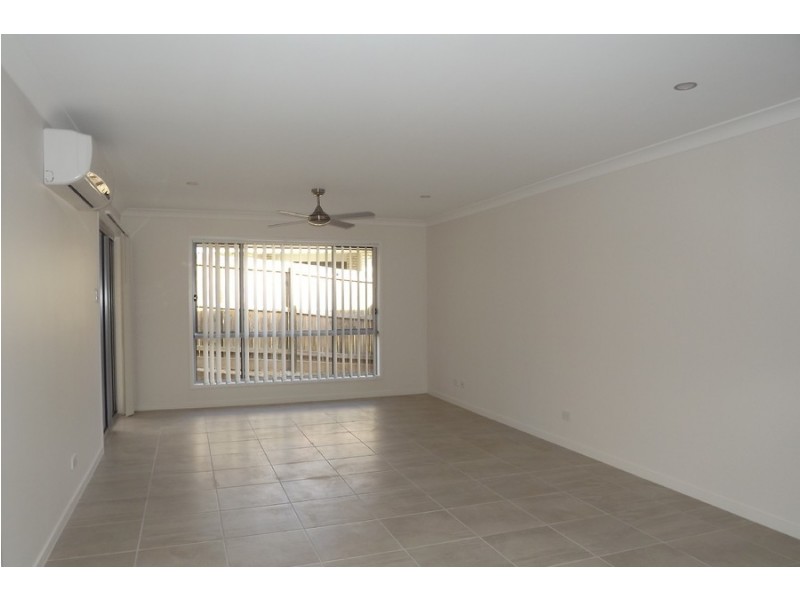 1/2 Steven Crescent, Pimpama QLD 4209