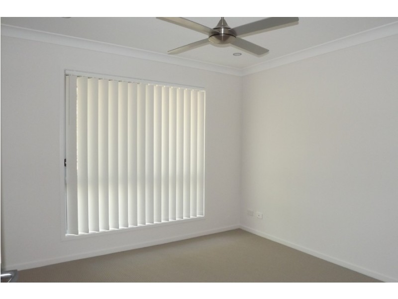 1/2 Steven Crescent, Pimpama QLD 4209