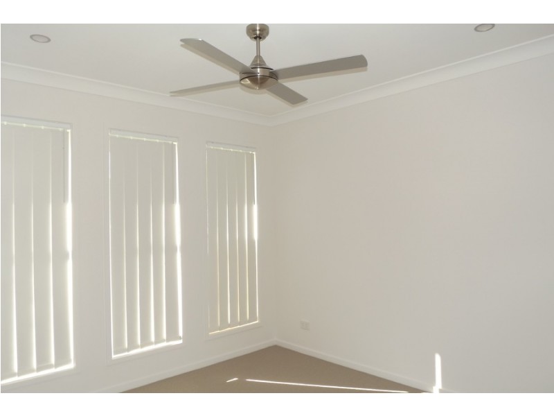 1/2 Steven Crescent, Pimpama QLD 4209