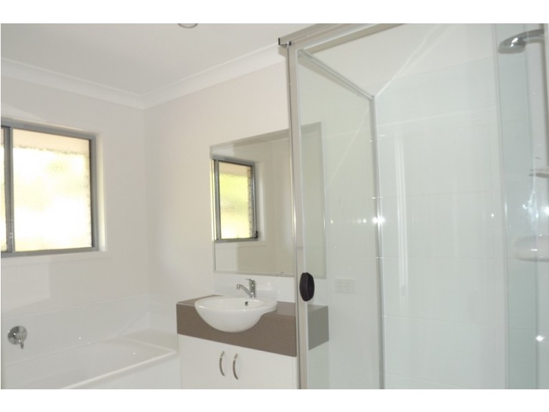 1/2 Steven Crescent, Pimpama QLD 4209