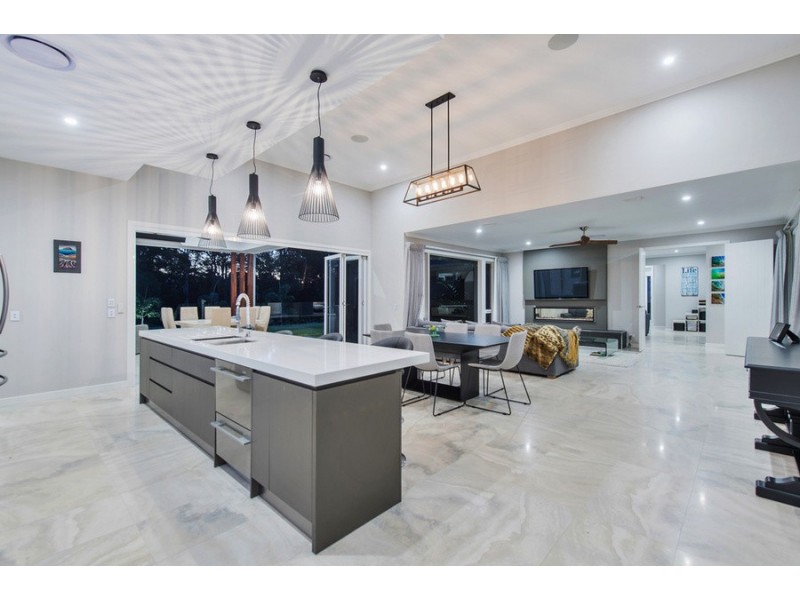 33 Lagoon Park Drive, Maudsland QLD 4210