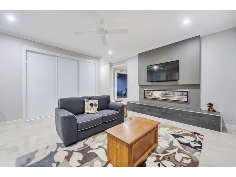 33 Lagoon Park Drive, Maudsland QLD 4210