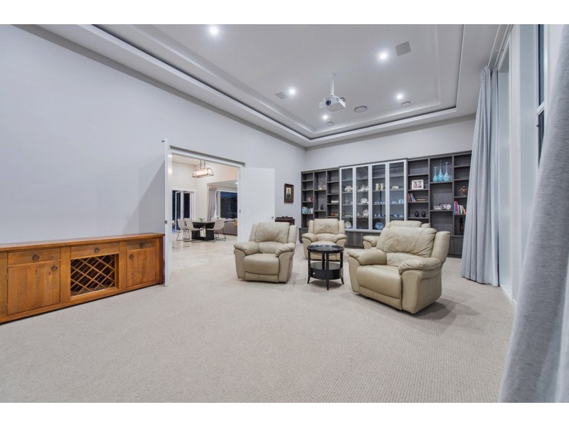 33 Lagoon Park Drive, Maudsland QLD 4210