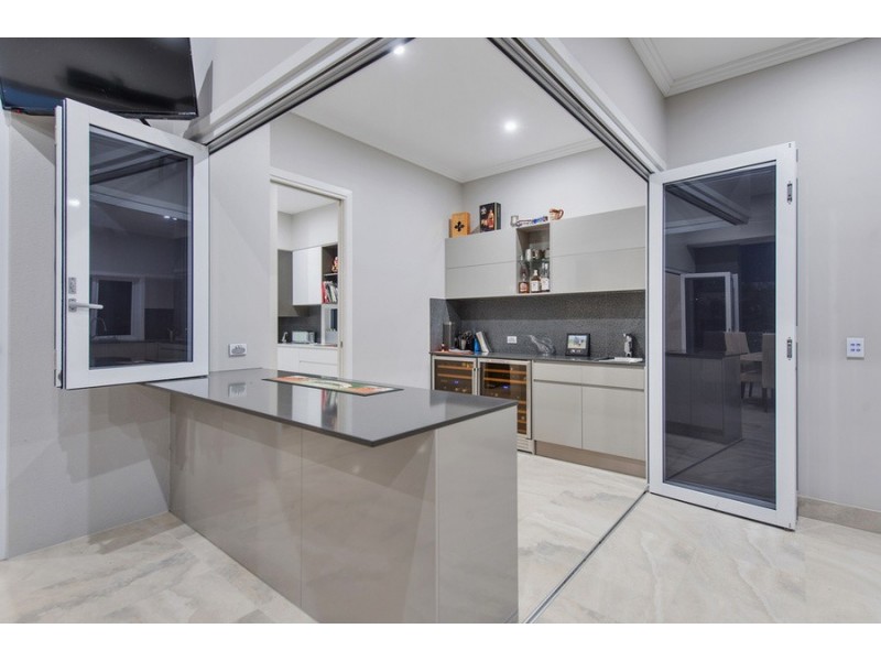 33 Lagoon Park Drive, Maudsland QLD 4210