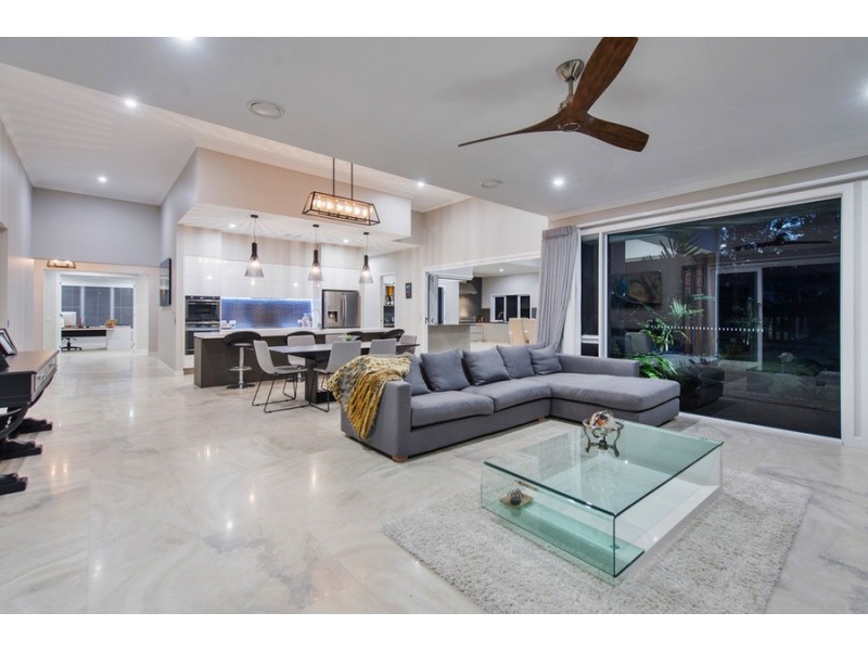 33 Lagoon Park Drive, Maudsland QLD 4210