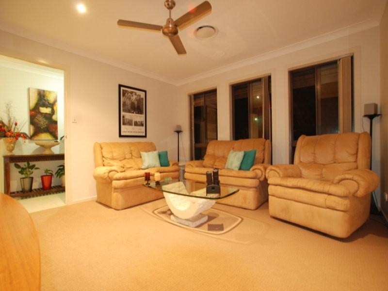 11 Blackheath Terrace, Pacific Pines QLD 4211