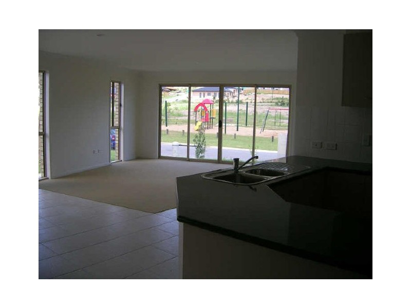 2/32 Goldcrest Drive, Upper Coomera QLD 4209