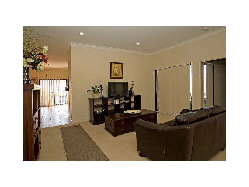 18 Manra Way, Pacific Pines QLD 4211