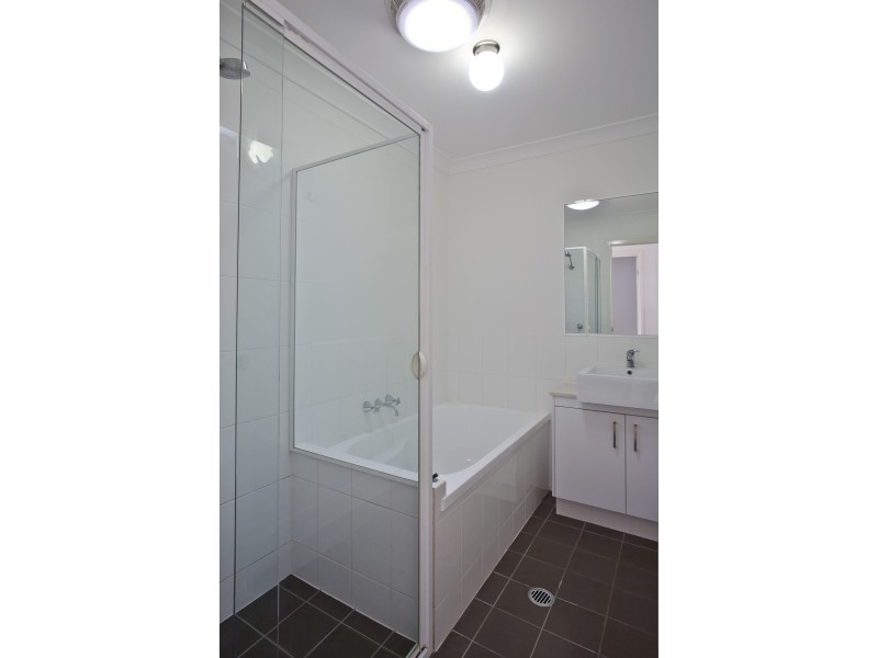 1/4 Greg Link, Upper Coomera QLD 4209