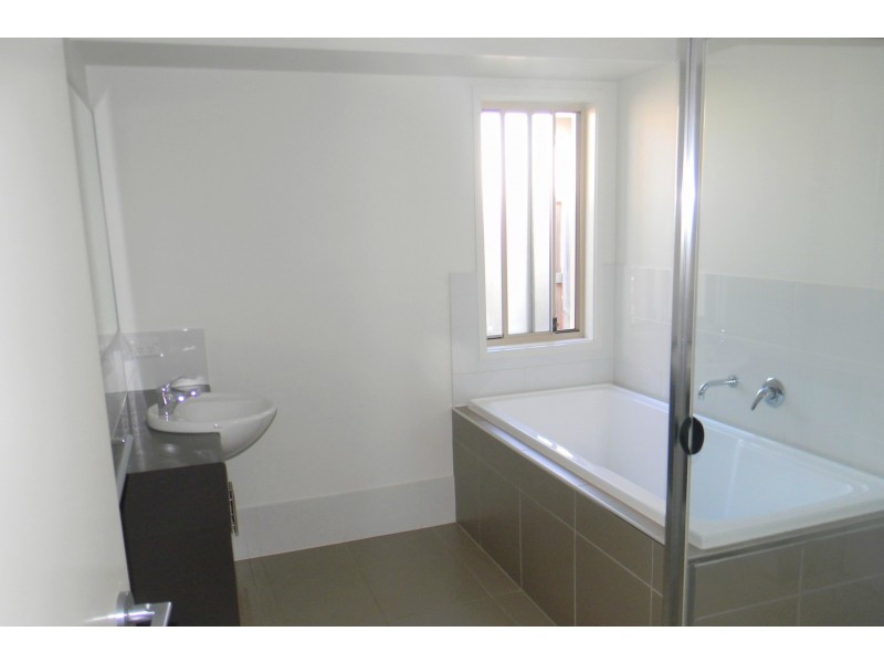 2/7 Mackenzie Street, Coomera QLD 4209