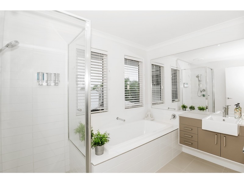 33 Buccaneer Way, Coomera Waters QLD 4209