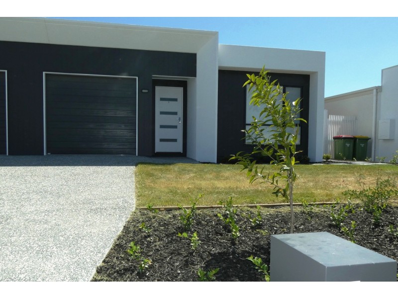 1/8 Peak Crescent, Pimpama QLD 4209