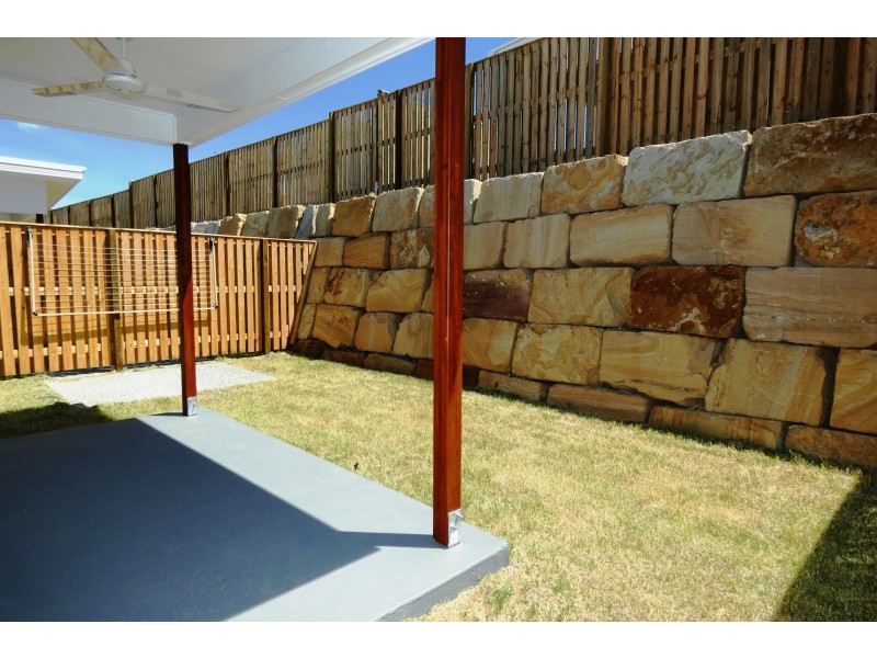1/8 Peak Crescent, Pimpama QLD 4209
