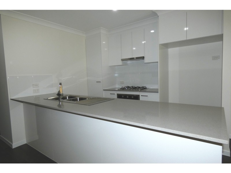 1/8 Peak Crescent, Pimpama QLD 4209