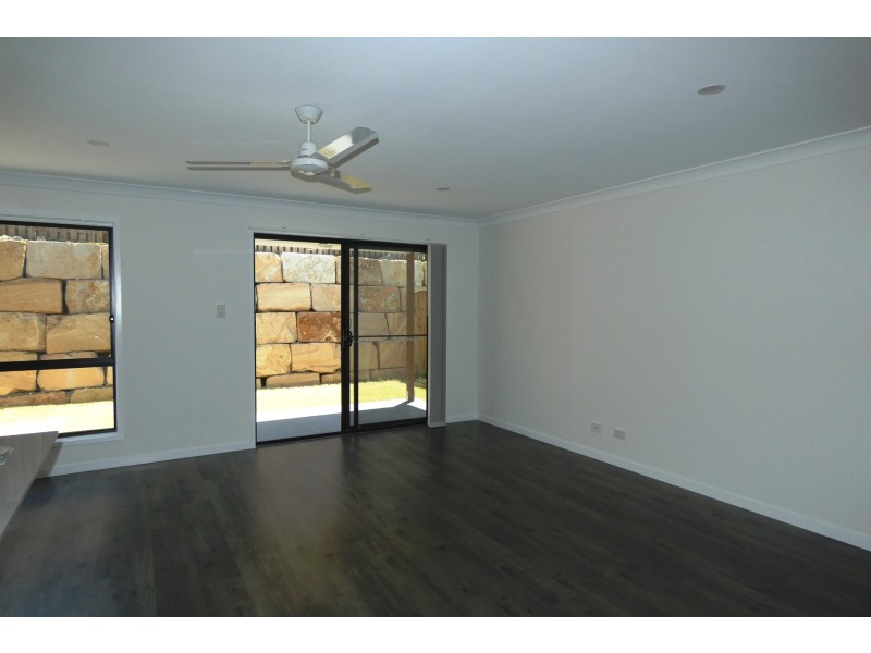1/8 Peak Crescent, Pimpama QLD 4209