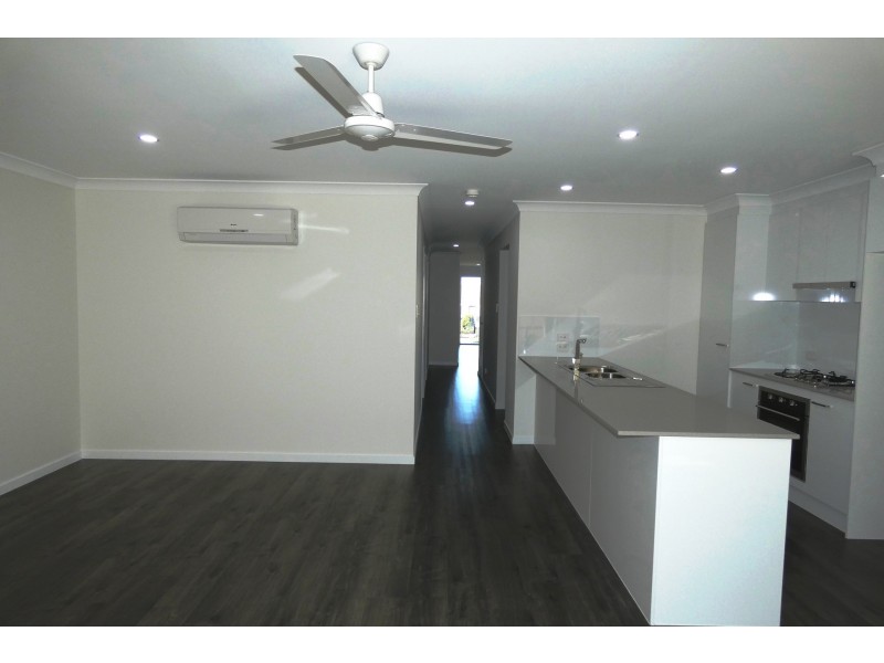 1/8 Peak Crescent, Pimpama QLD 4209