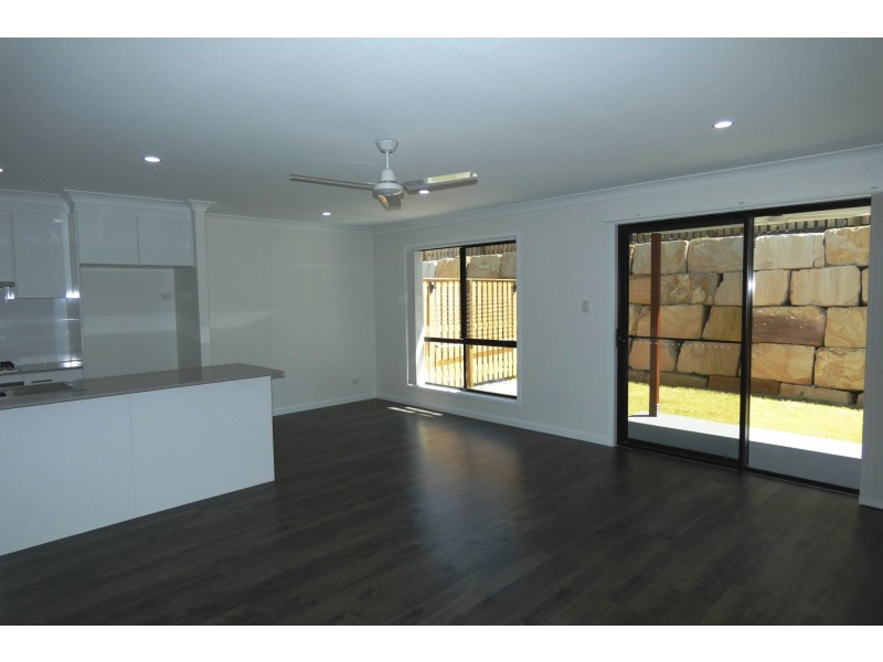 1/8 Peak Crescent, Pimpama QLD 4209