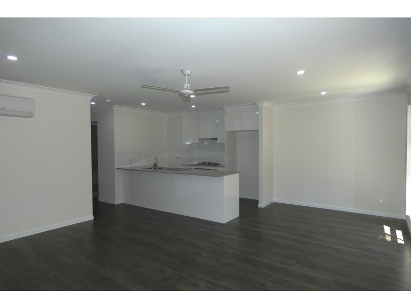 1/8 Peak Crescent, Pimpama QLD 4209