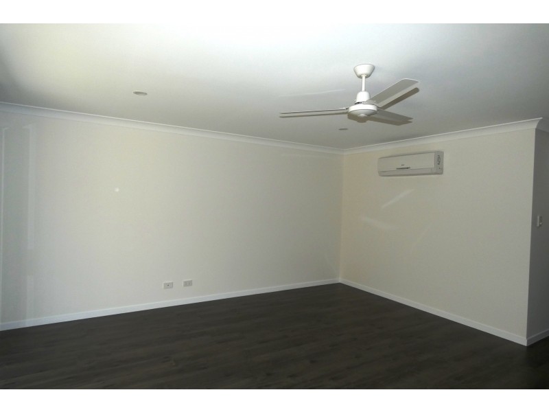 1/8 Peak Crescent, Pimpama QLD 4209