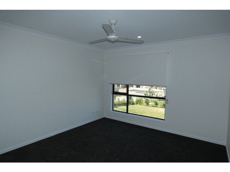 1/8 Peak Crescent, Pimpama QLD 4209