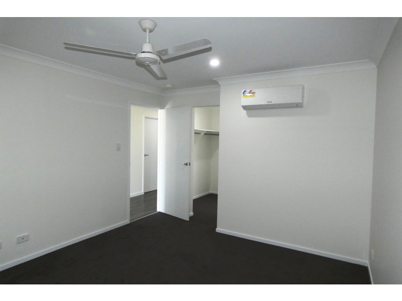1/8 Peak Crescent, Pimpama QLD 4209