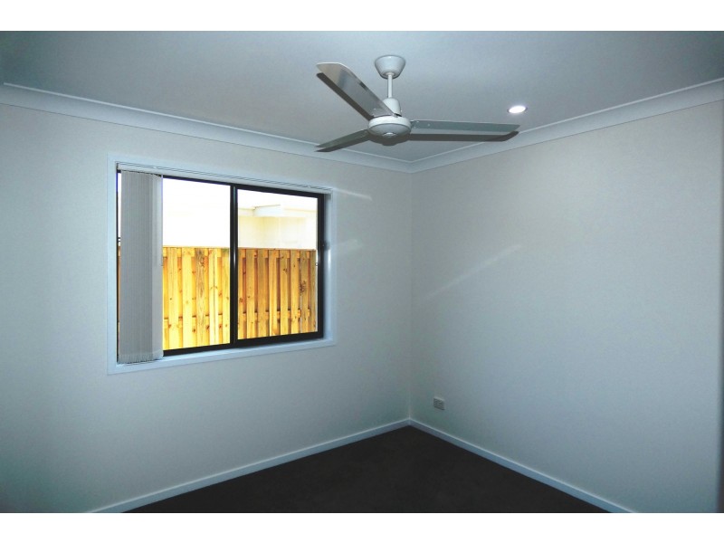 1/8 Peak Crescent, Pimpama QLD 4209
