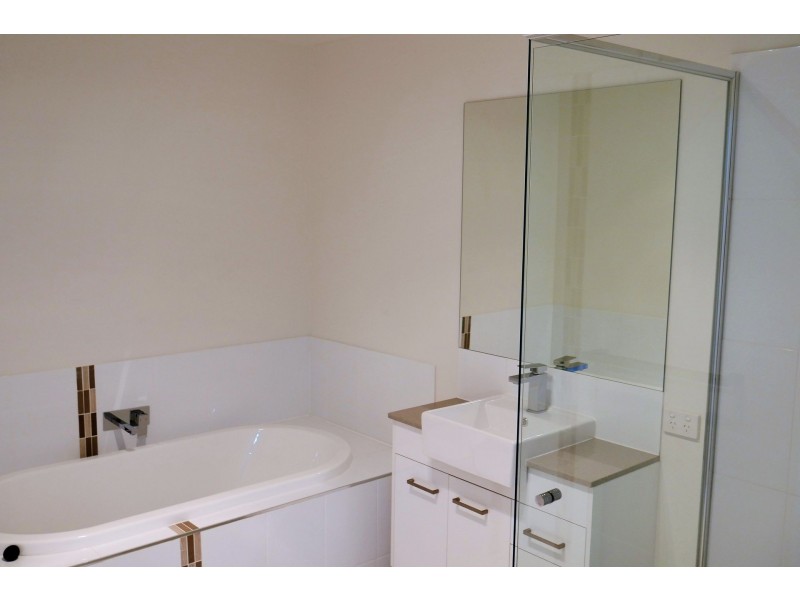 1/8 Peak Crescent, Pimpama QLD 4209