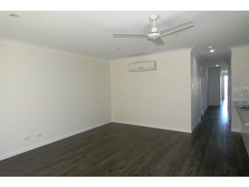 1/8 Peak Crescent, Pimpama QLD 4209