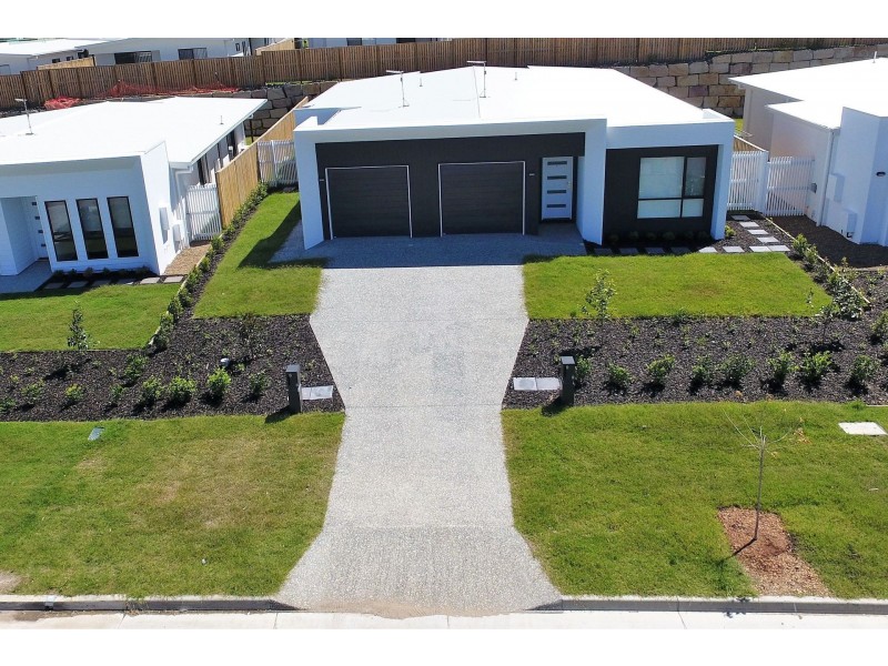 1/8 Peak Crescent, Pimpama QLD 4209