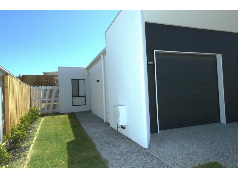 2/8 Peak Crescent, Pimpama QLD 4209