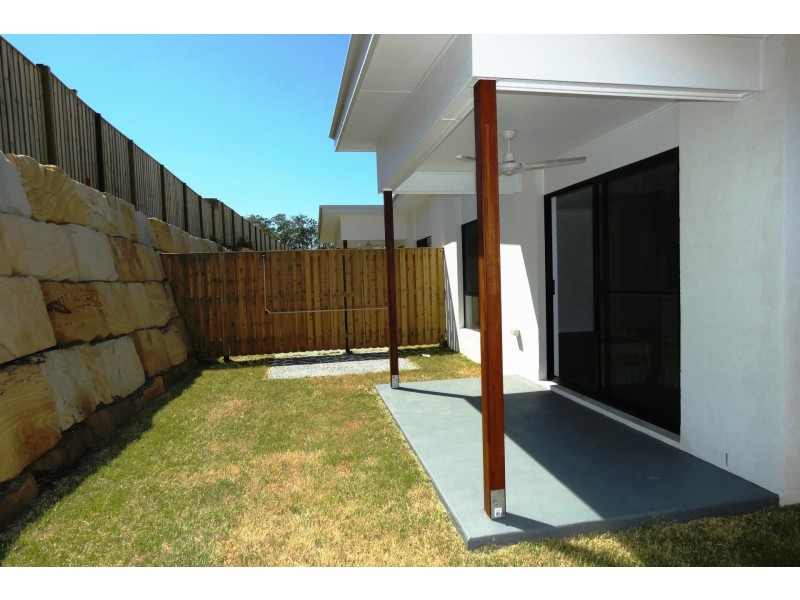 2/8 Peak Crescent, Pimpama QLD 4209