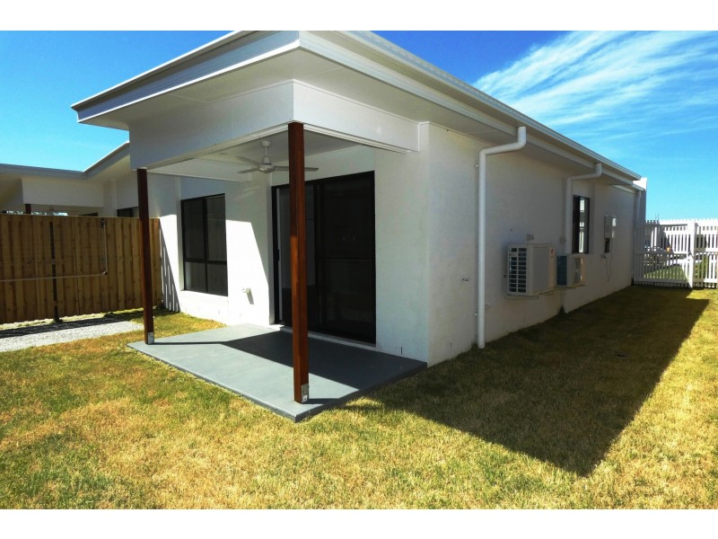 2/8 Peak Crescent, Pimpama QLD 4209