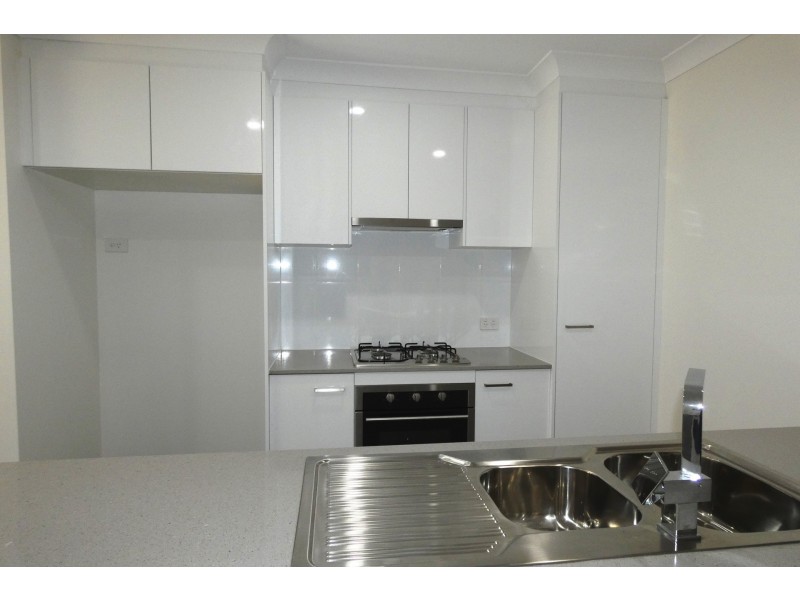 2/8 Peak Crescent, Pimpama QLD 4209