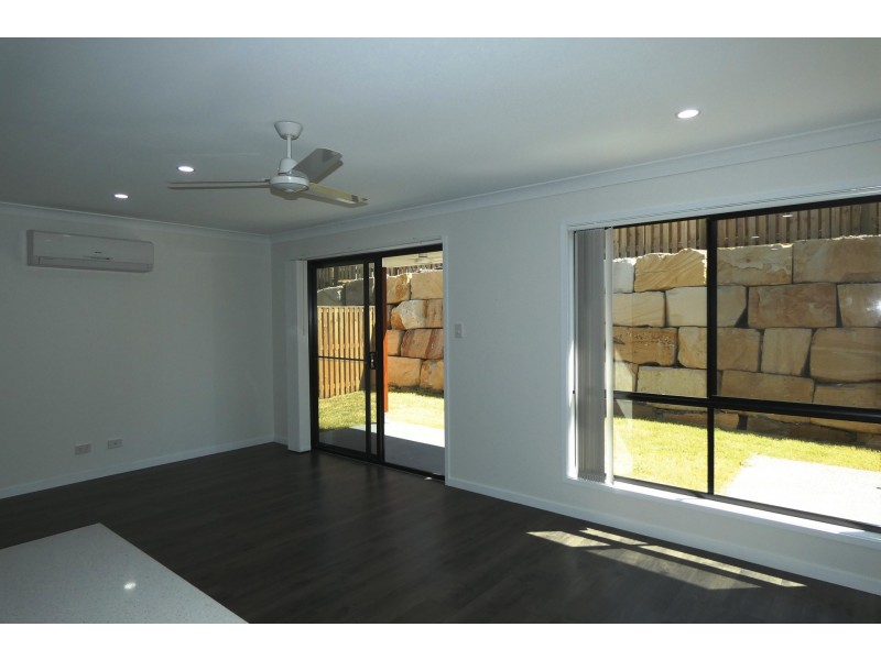 2/8 Peak Crescent, Pimpama QLD 4209