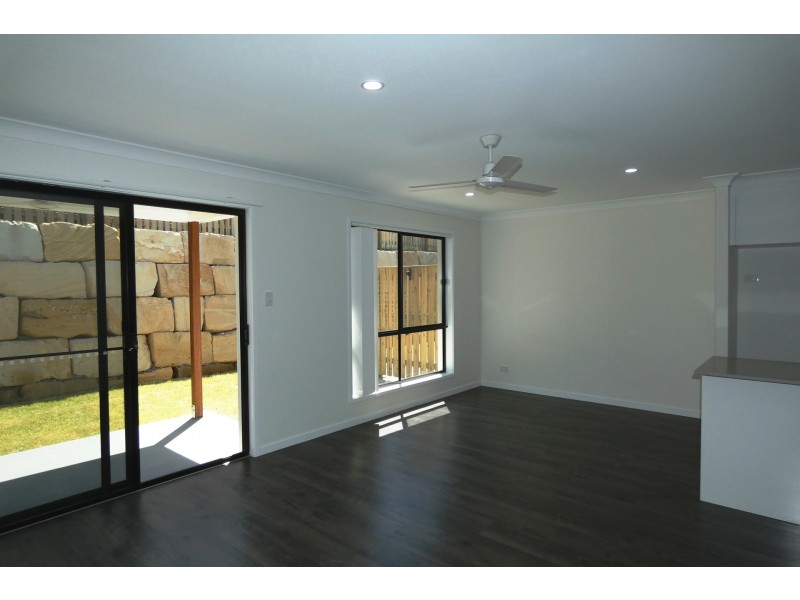 2/8 Peak Crescent, Pimpama QLD 4209