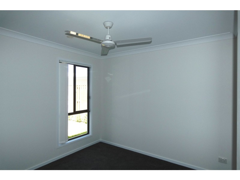 2/8 Peak Crescent, Pimpama QLD 4209