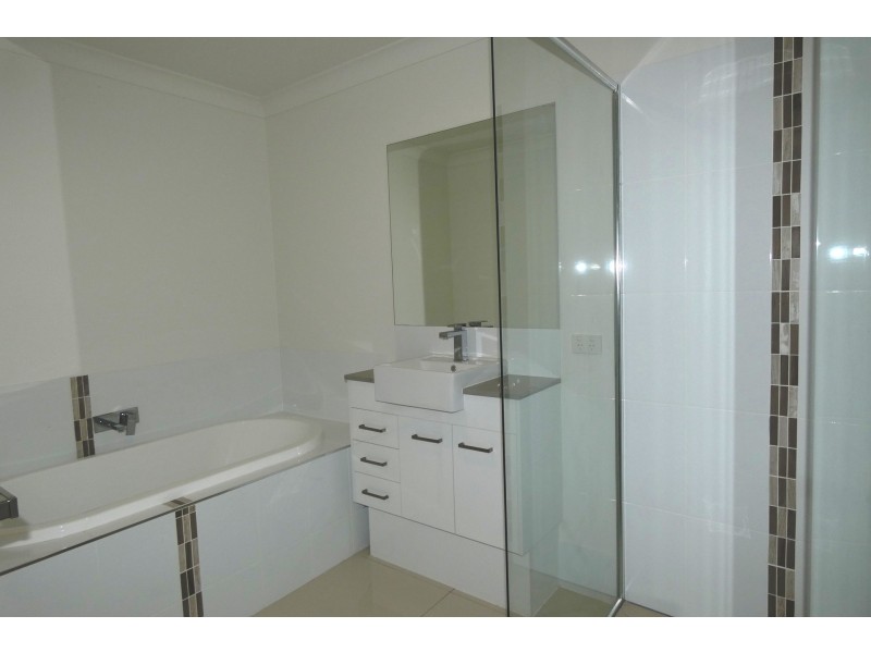 2/8 Peak Crescent, Pimpama QLD 4209